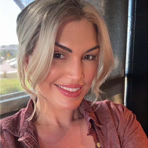 Meet your Posher, Melissa - Picture 1 of 2